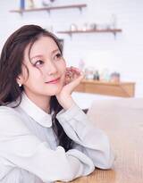 拔萝卜不盖被子仪态万千,田间惊现华丽农妇 拔萝卜竟如走秀般优雅-1