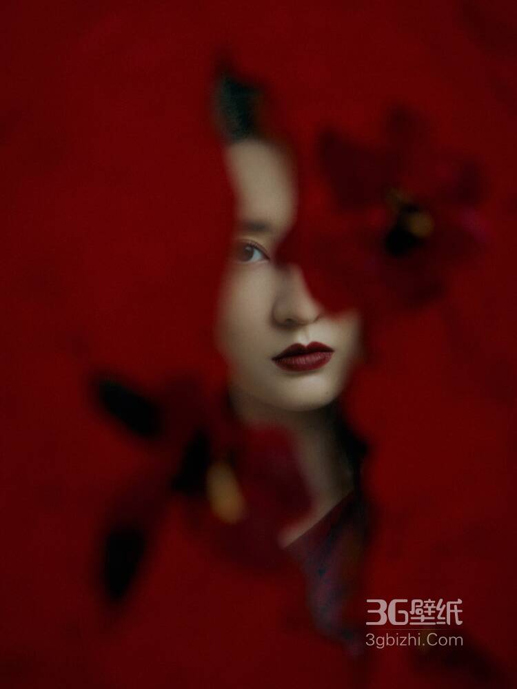 手指划入缝隙挖水视频：指尖探秘：缝隙寻水源-1